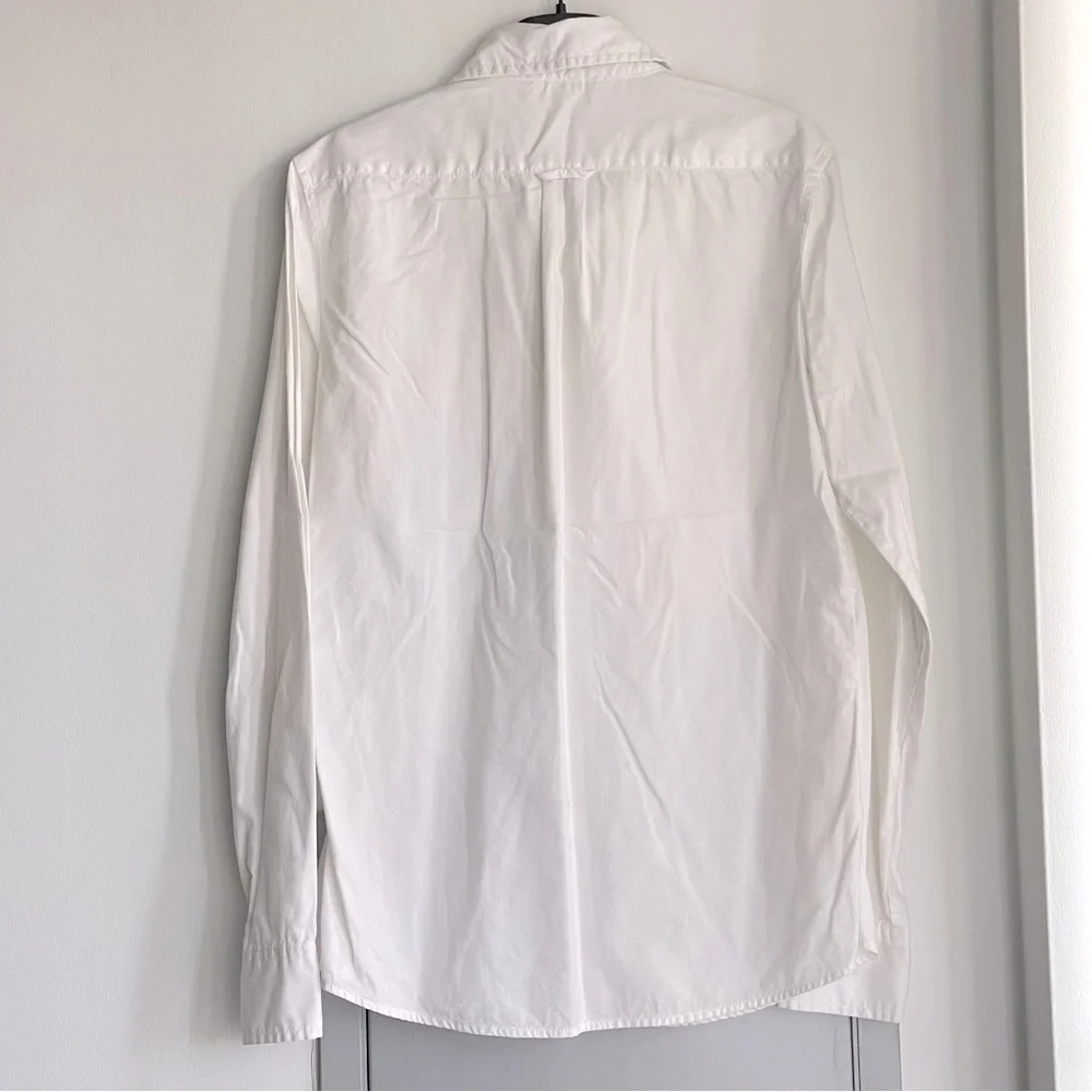 GAP Women’s Long Sleeve Button Down Shirt - Picture 4 of 10